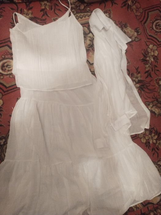 Тройка жаңа сыртқа киілмеген