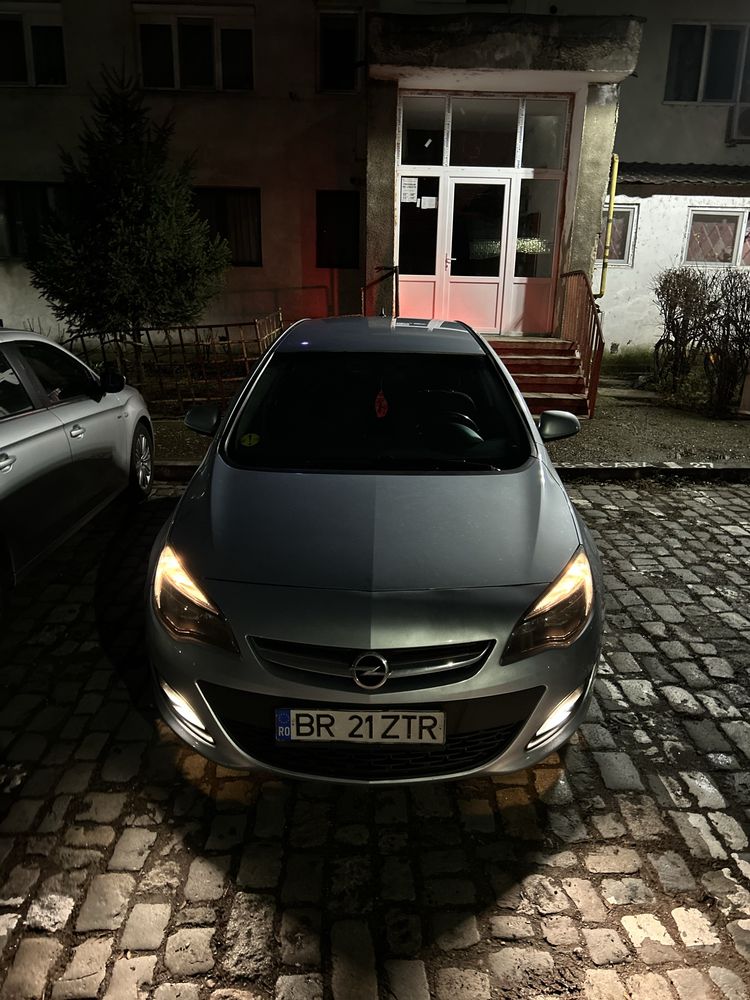 Vând Opel Astra J