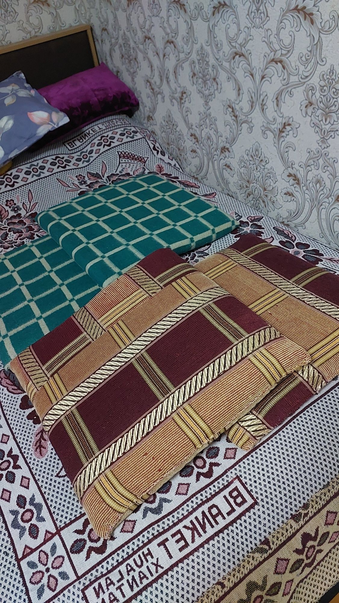 Продаются 4 сидушки разм 45×45 см и толщиной 4см из крепкого паролона