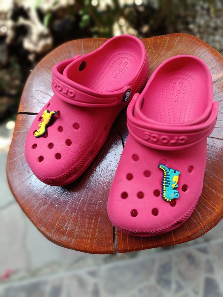 Vând șlapi Crocs