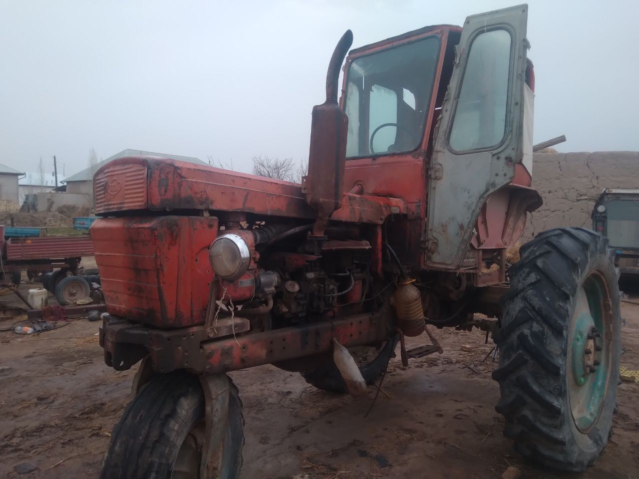 Traktor 28  yurib duribdi srochniy sotiladi dastavka yuq