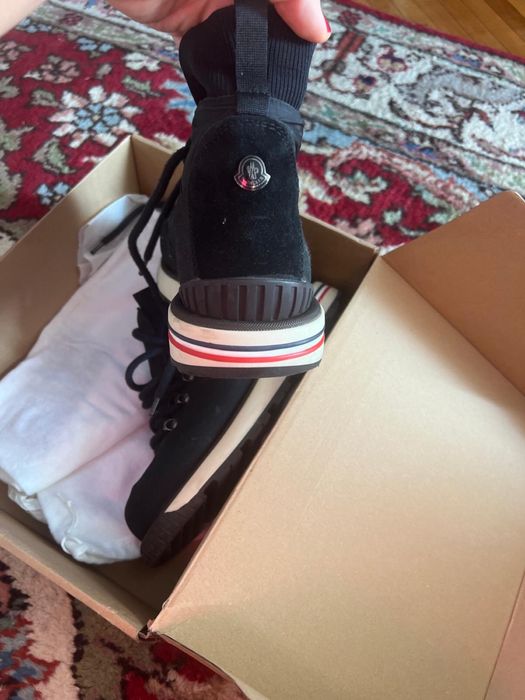 vand bocanci moncler originali nr 44  detin bon !