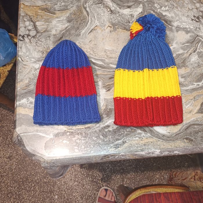 De vânzare căciuli monocolor și multicolor la prețuri accesibile