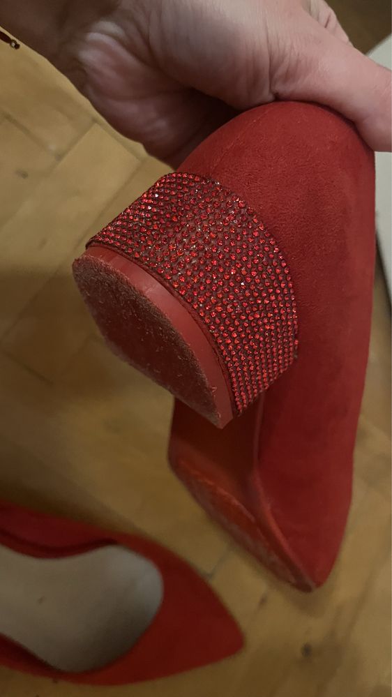 Червени обувки на нисък ток