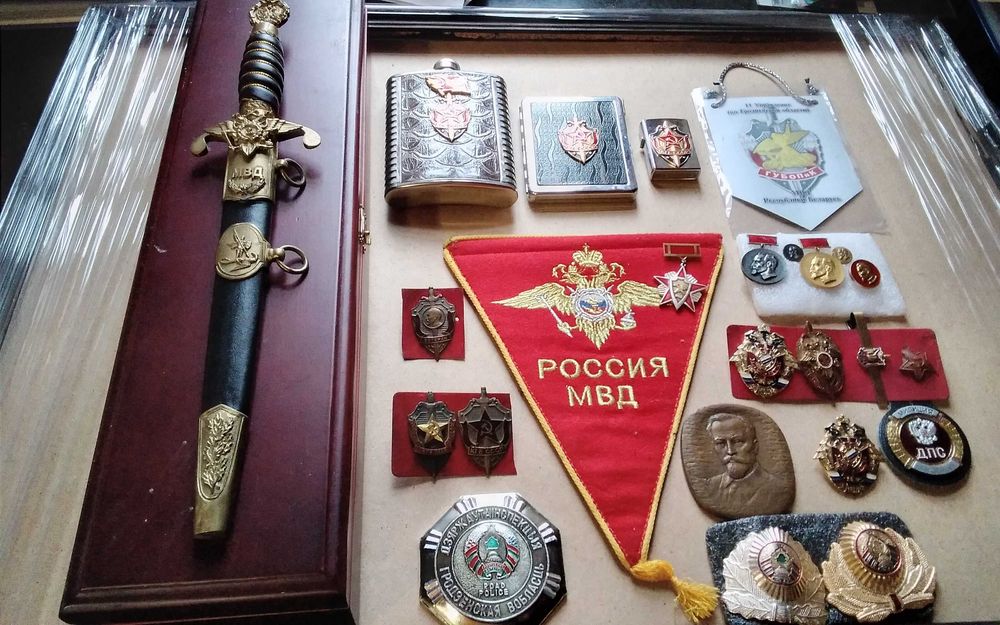 Руски кортик + нагръдни знаци МВД КГБ