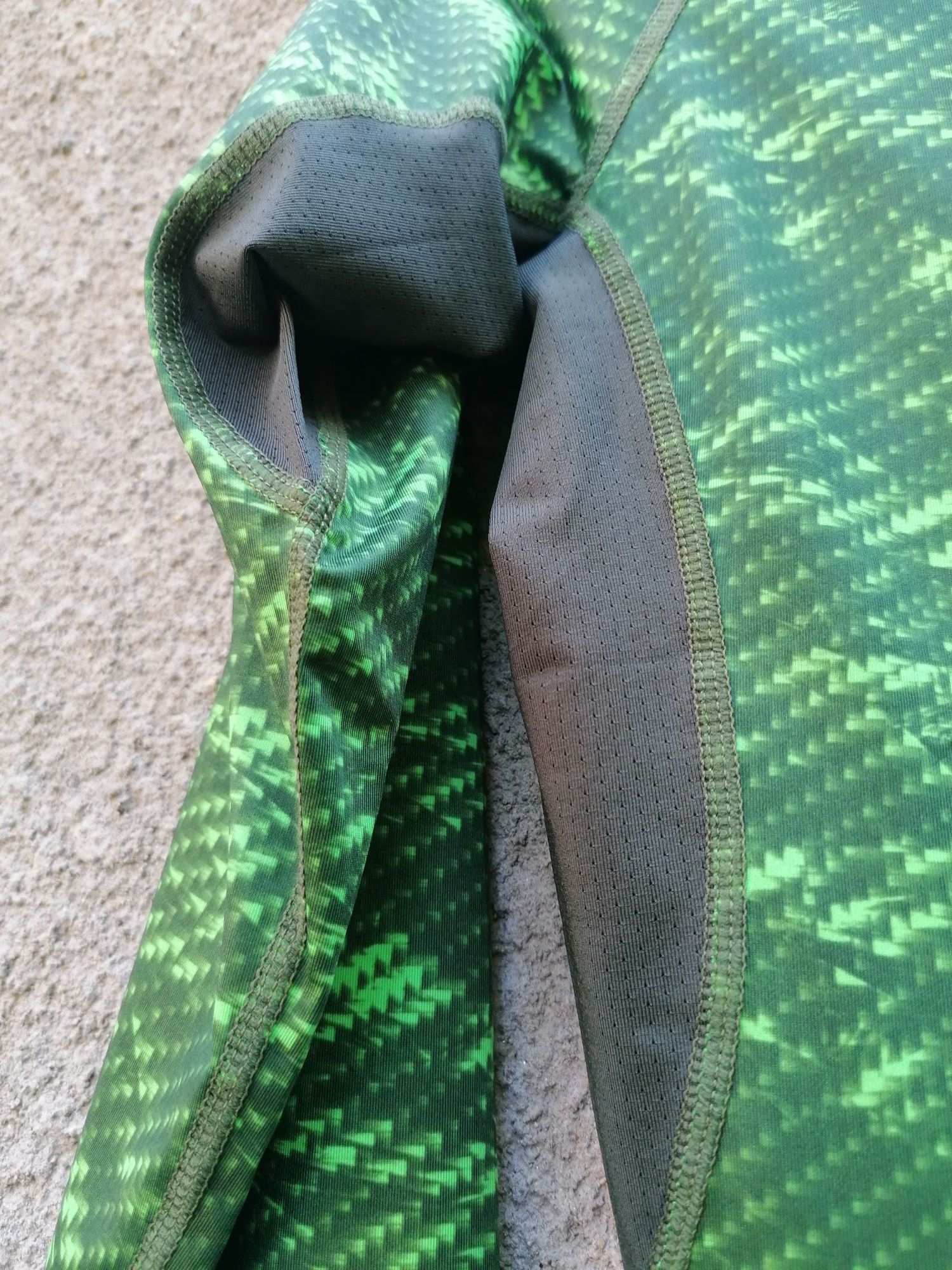 Продавам чисто нова бързосъхнеща тениска Under Armour