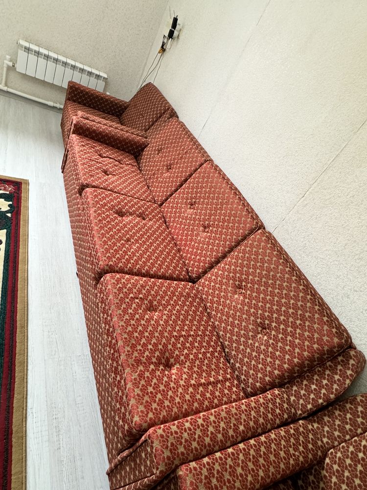 Раскладной диван с накидкой и 2 кресла