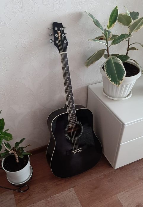 Продам акустическую гитару