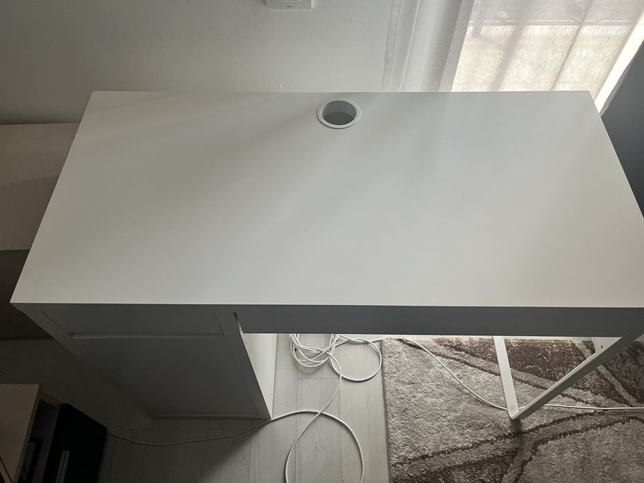 Birou modern alb, cu sertare și spațiu de depozitare