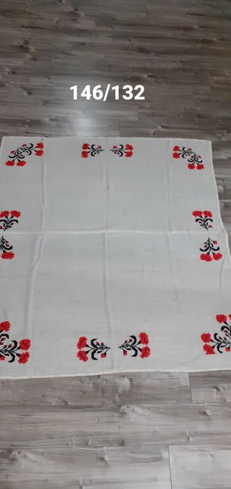 Trei fete de masa si 2 peretare