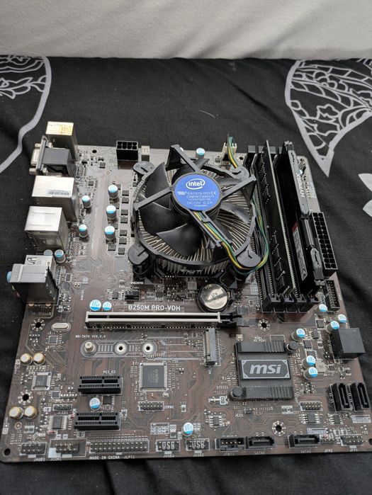 Kit placa de baza B250m socket 1151 + procesor i3 7100 + 12GB DDR4