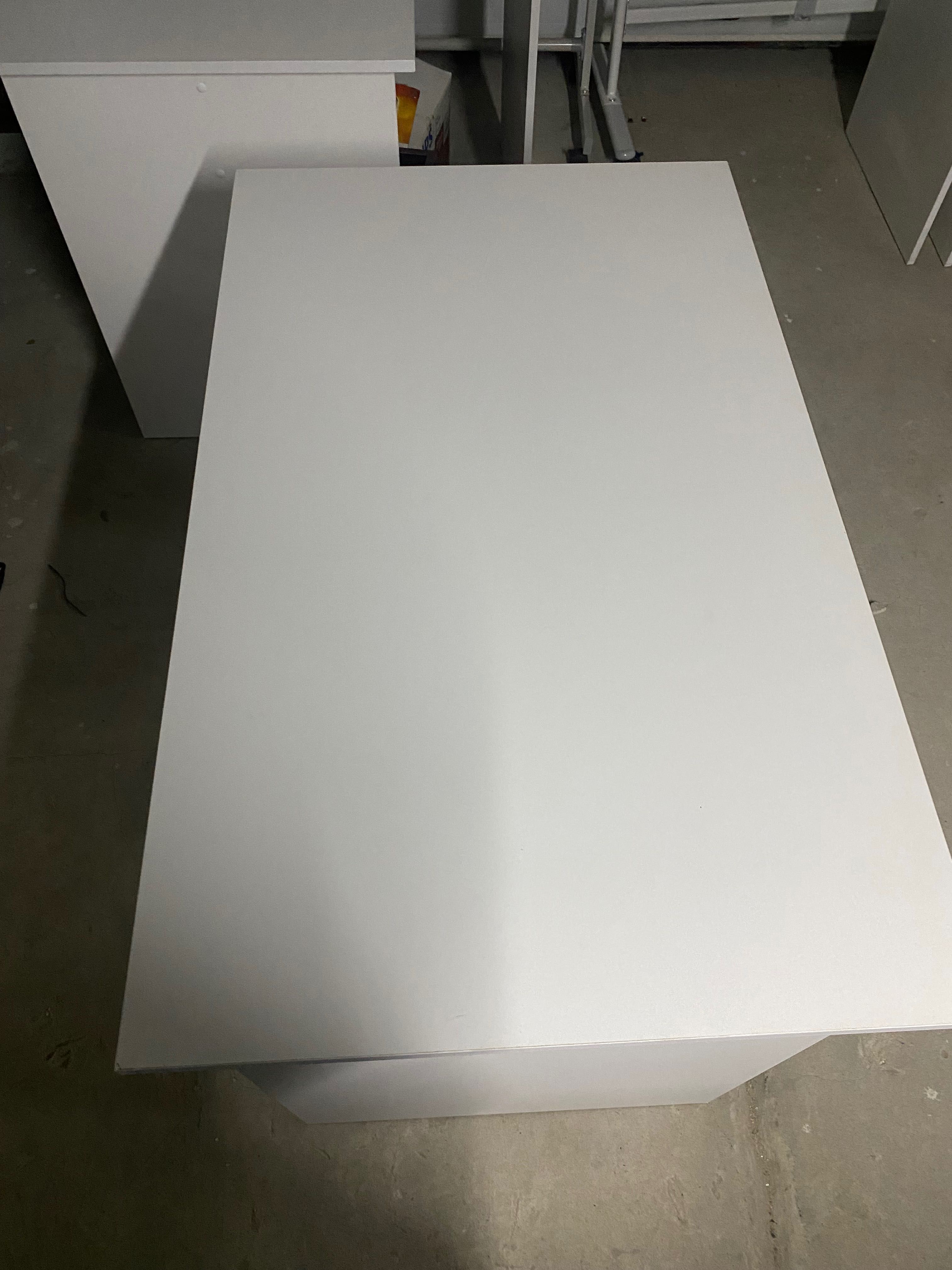 Продам столы белого цвета