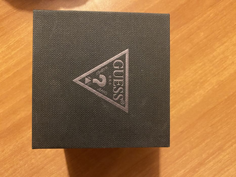 Ceas guess, stare foarte buna, culoare argintiu, trimit si prin posta
