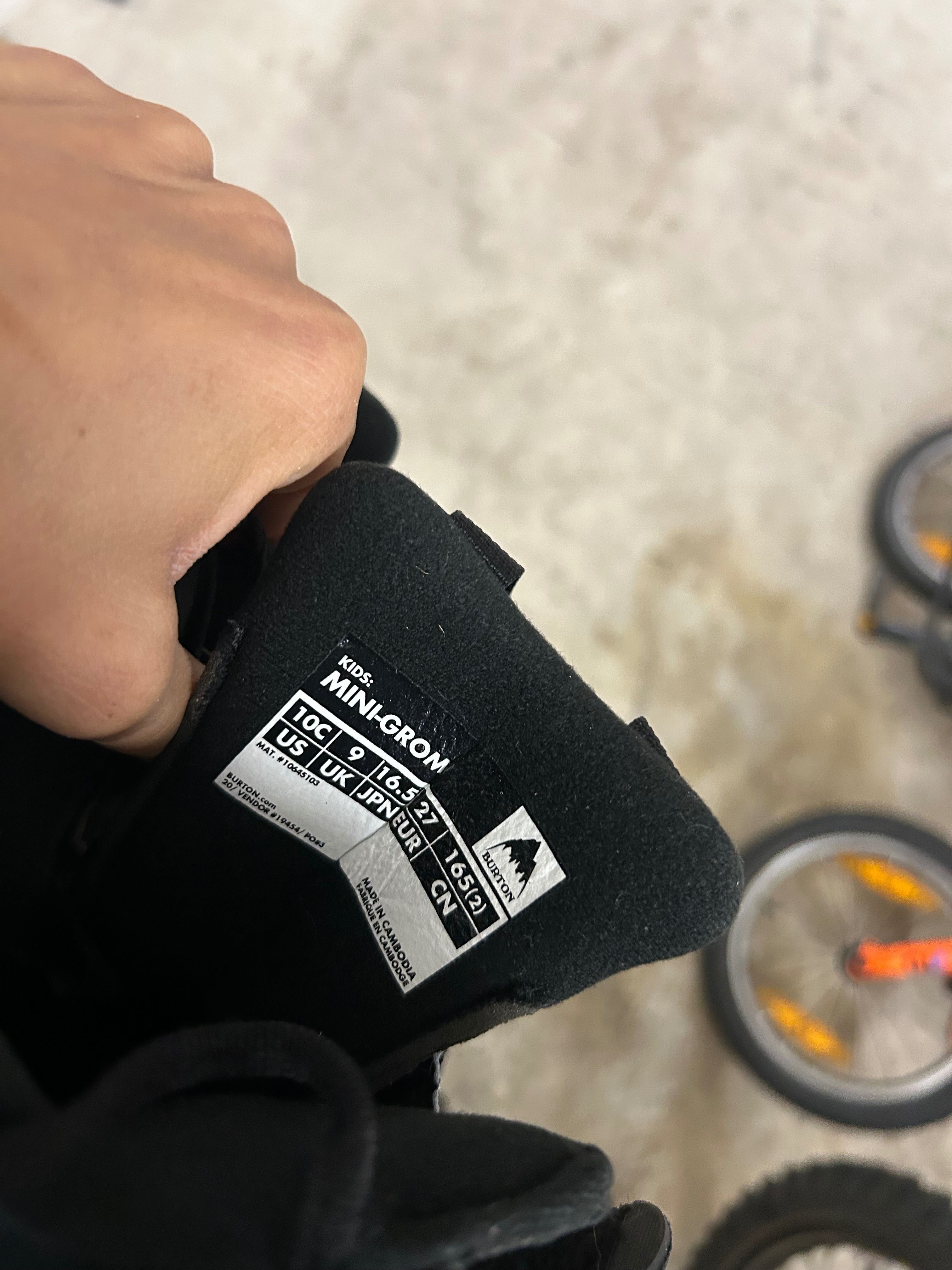 Сноуборд обувки Burton mini grom и сноуборд