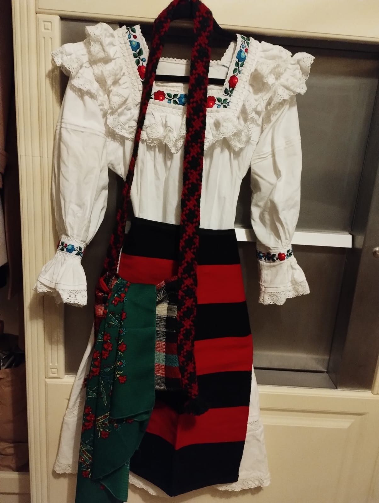 Costum traditional pentru femei zona  Maramuresul istoric