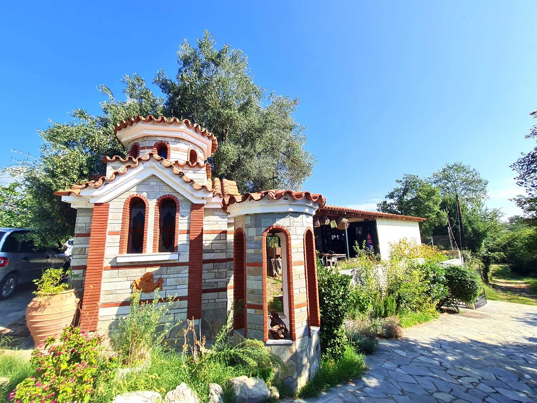 Продава лукс вила с площ 350 м2 и двор 3800 м2 в Стара Врасна, Гърция