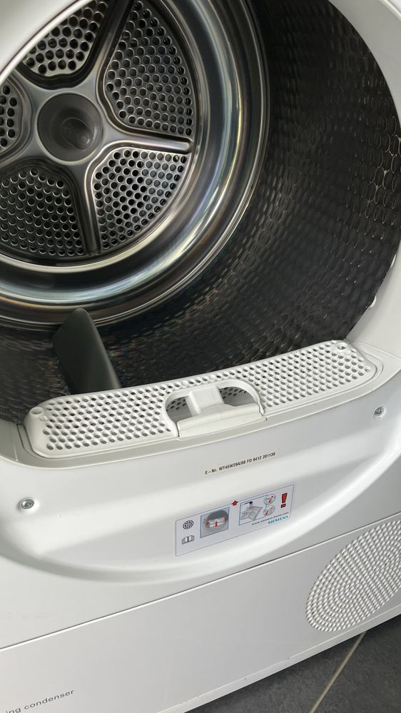 Сушилня Siemens WT45W29A  самопочистваща с термопомпа 8 kg