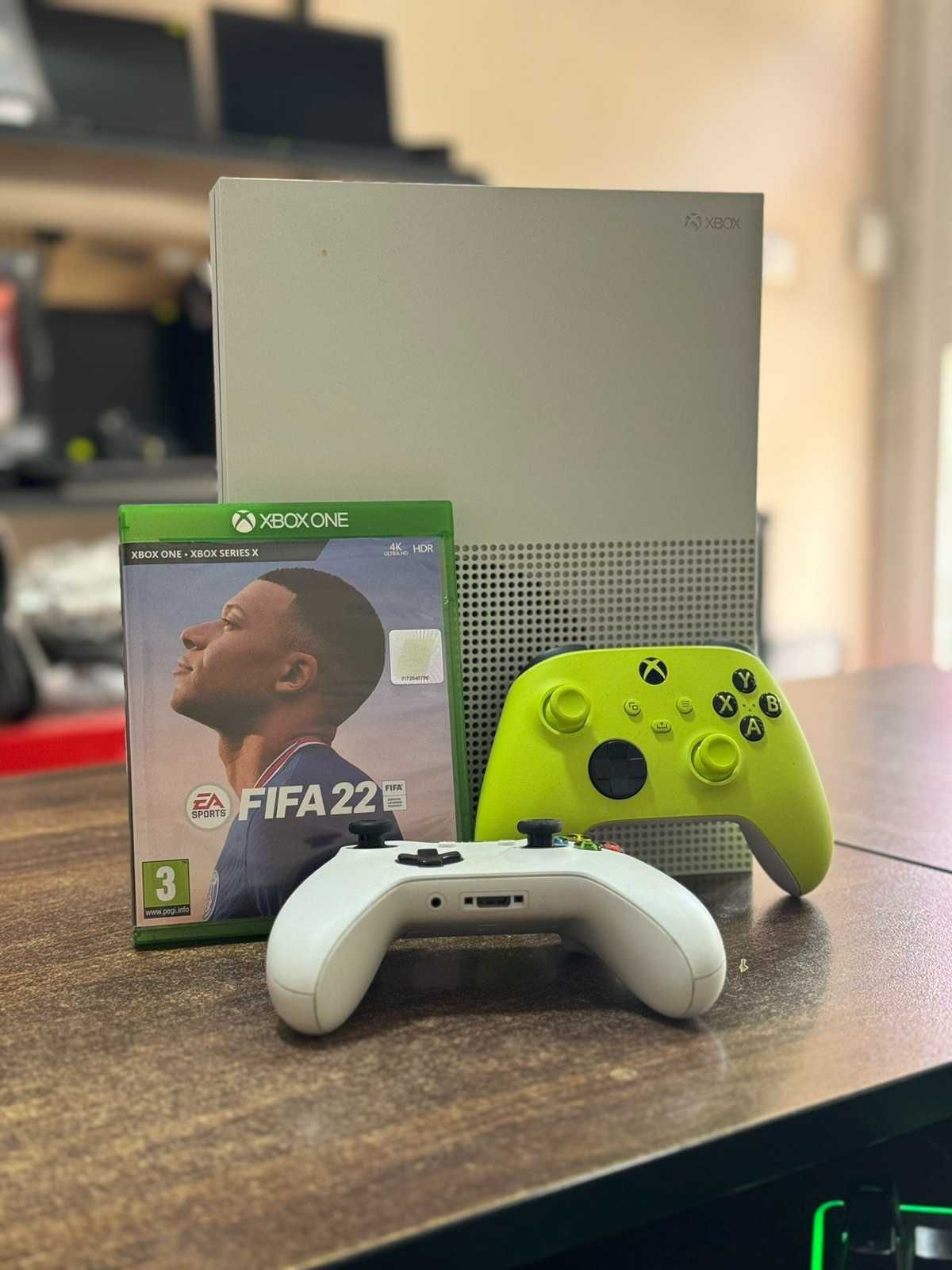 Продавам XBox One S + Fifa 22