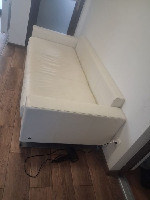 Vând canapea piele si coltar