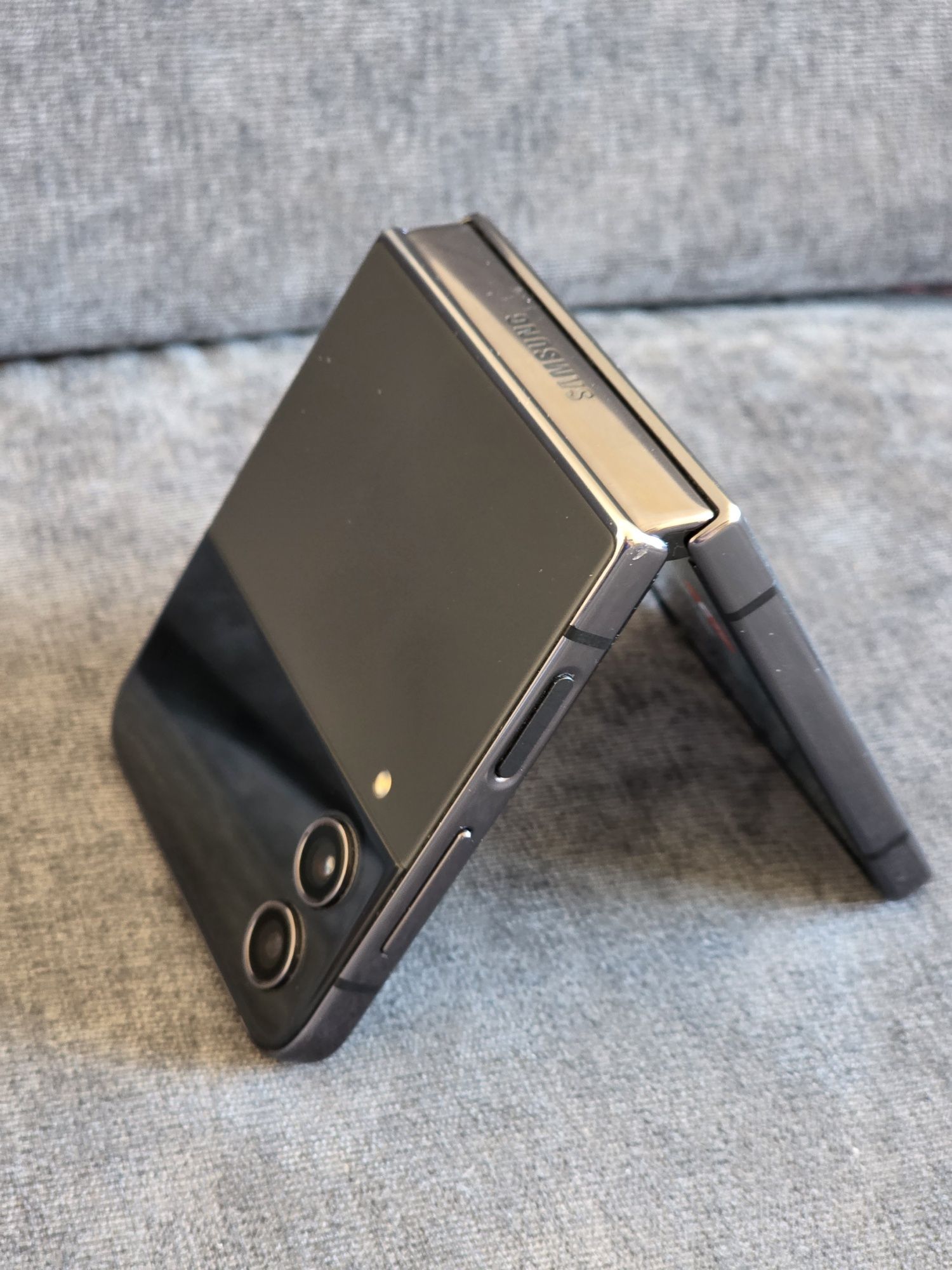 Samsung Galaxy Z Flip 4 – 256GB, Graphite