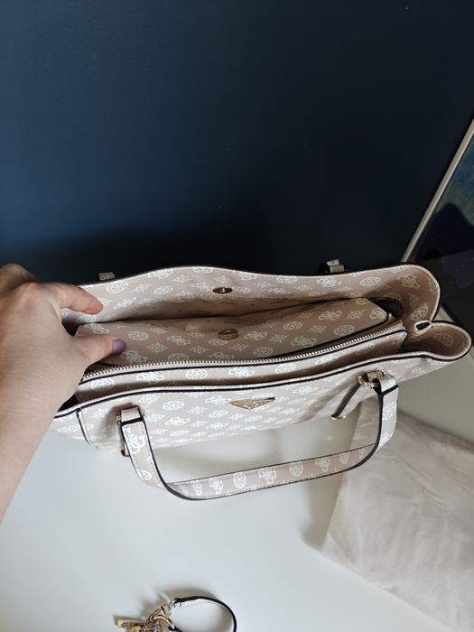 Дамска чанта Guess