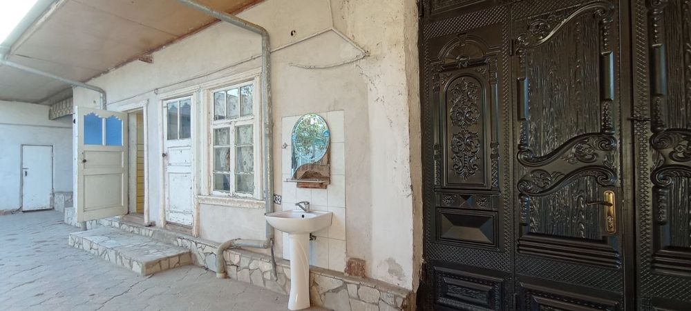 Buxoro viloyati Qorako'l tumani sentrda joylashgan uy sotiladi