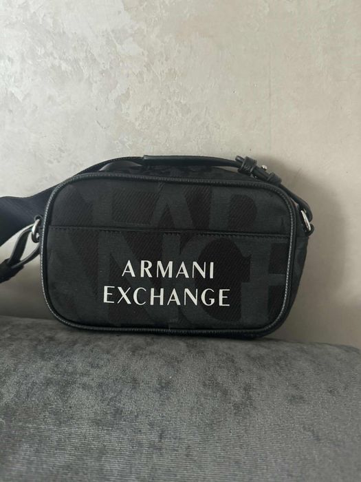 Черна чанта на Armani Exchange