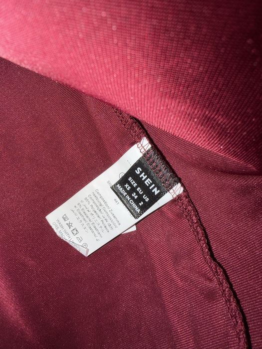 Винено червена рокля