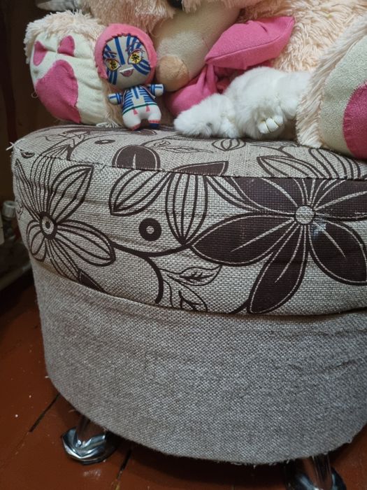 Диван с пуфиком в среднем состоянии