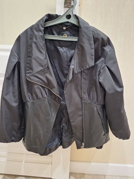 Продается лёгкая куртка ветровка , натуральная кожа