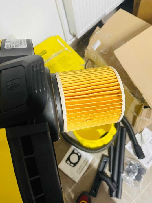 Aspirator Kärcher WD 2 Plus V-12/4/18/C pentru medii umede/uscate