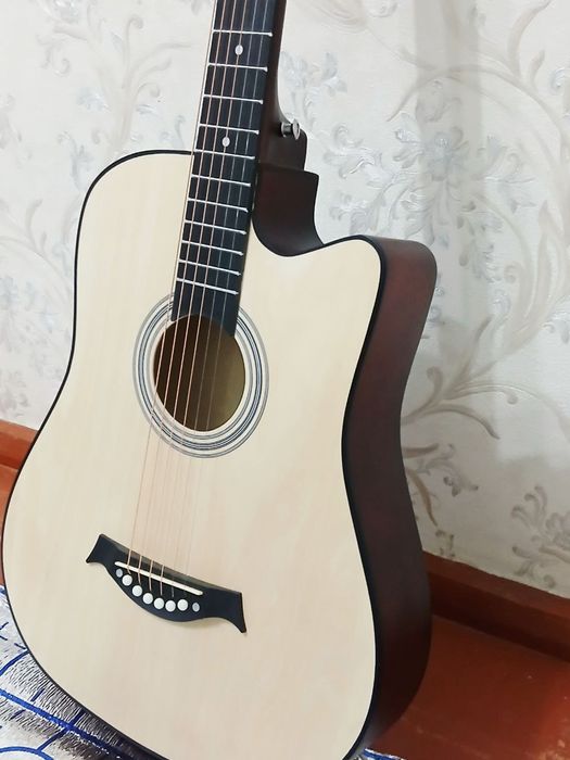 Akustik gitara yangi holatda