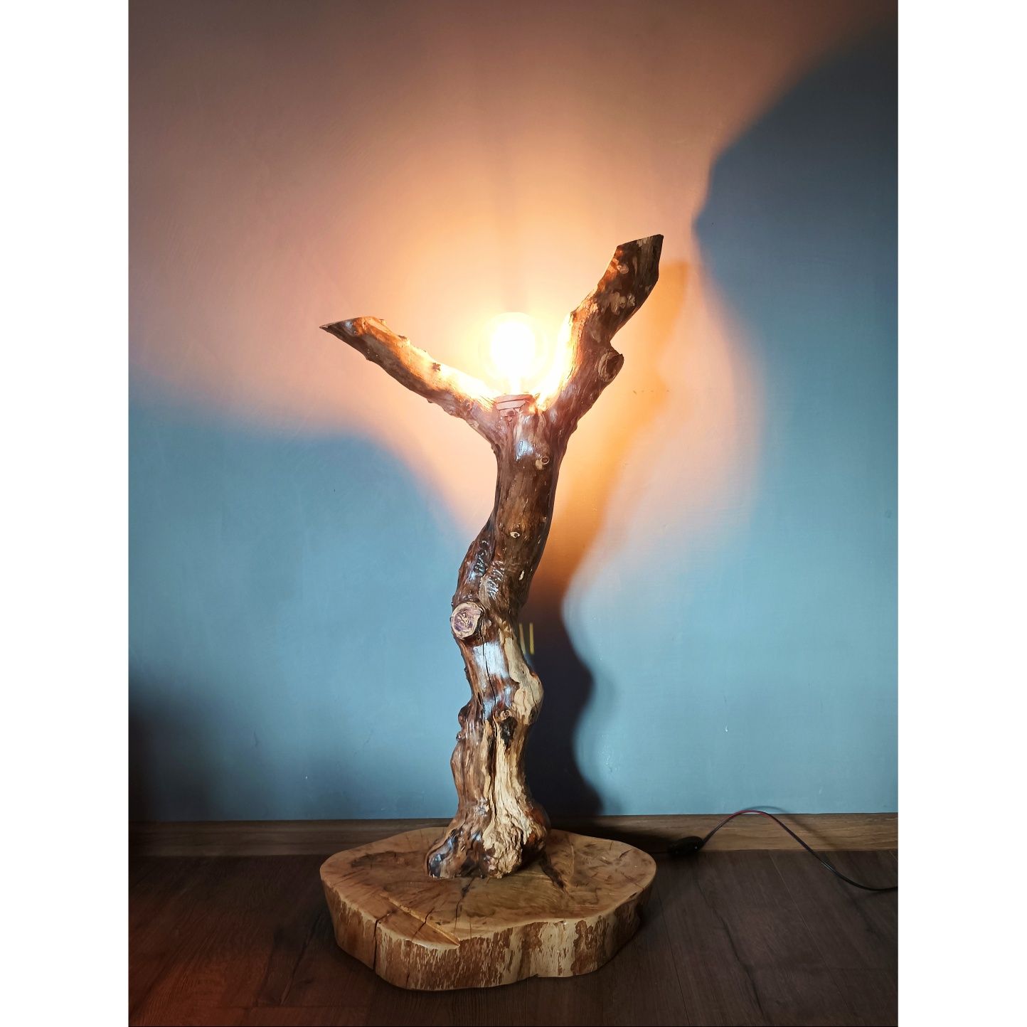 Настолна лампа от дъбово дърво