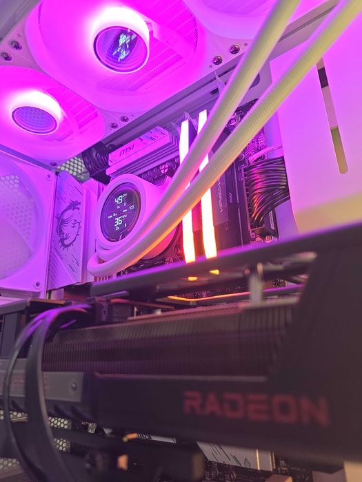 PC Gaming Ryzen 7 9800X3D RX 9070 XT 16GB