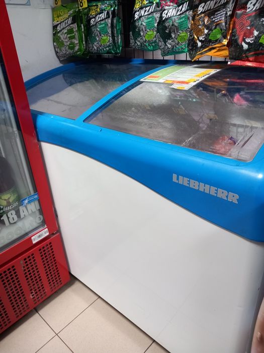 Vitrină refrigerantă, congelatoare