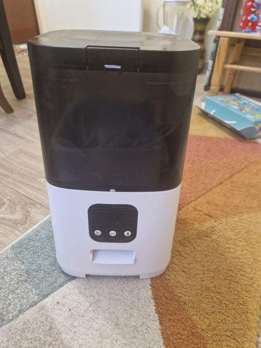 Автоматична хранилка за котки и кучета