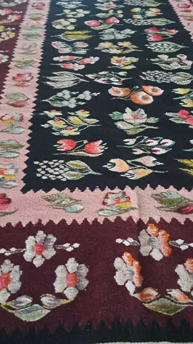 Covor din lana naturala merinos 100%.  lucrat in gherghef