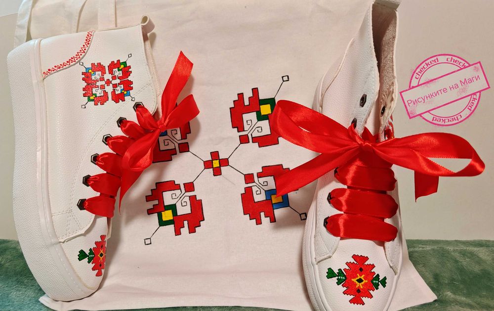 Уникален сет от ръчно рисувани кецове и платнена торбичка с шевици.