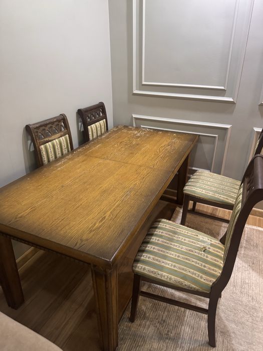 Стол и стулья 50.000 6 стульяв и стол открывается середина дерево