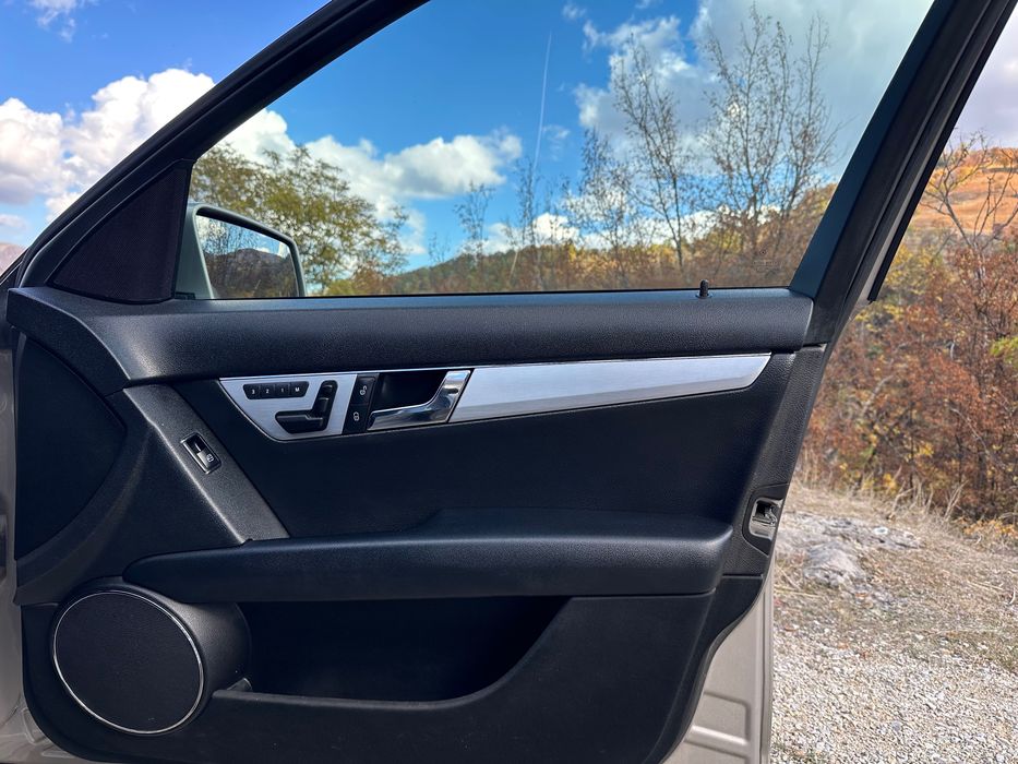 Mercedes C320 CDI 224 к.с. Avantgarde – отлично състояние, обслужен.