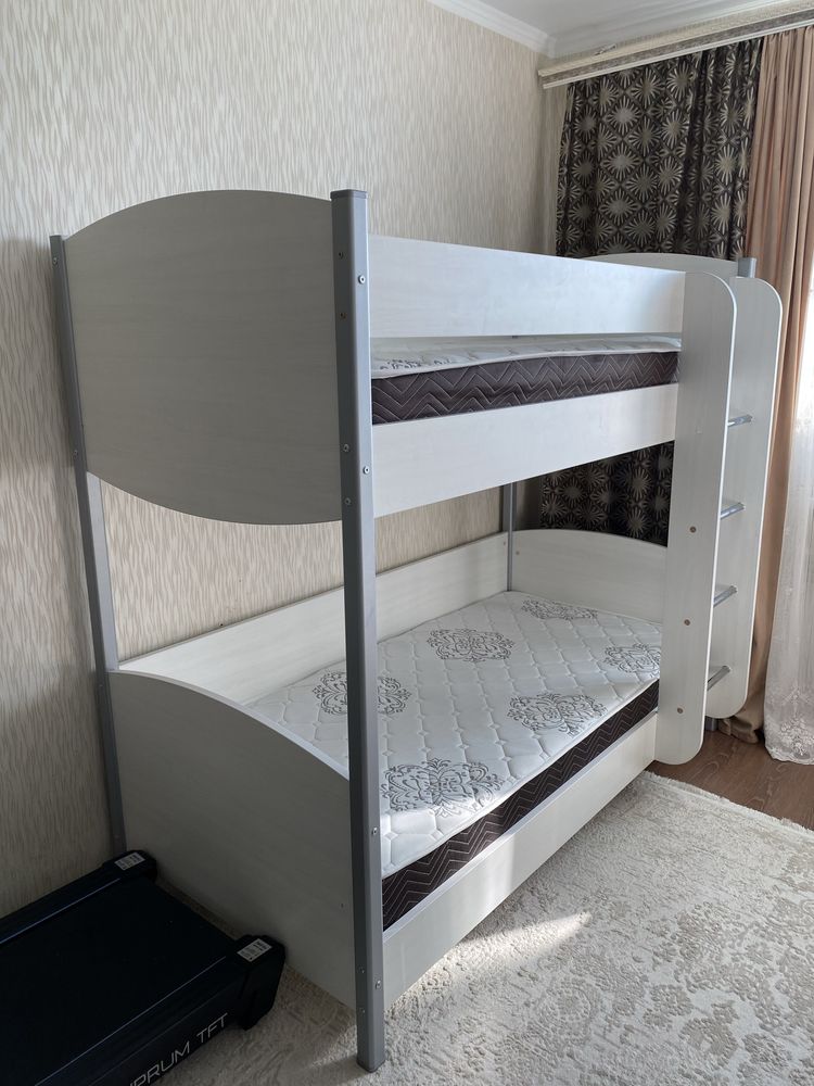 Продам двухярустный детский кровать с матрасом