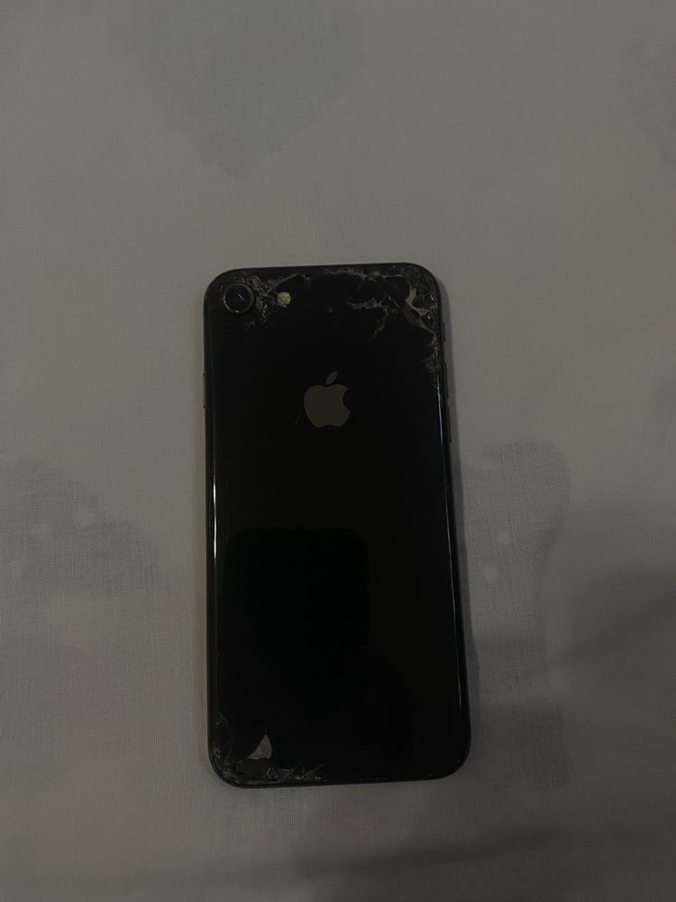iPhone 8 с разбитым дисплеем,на запчасти