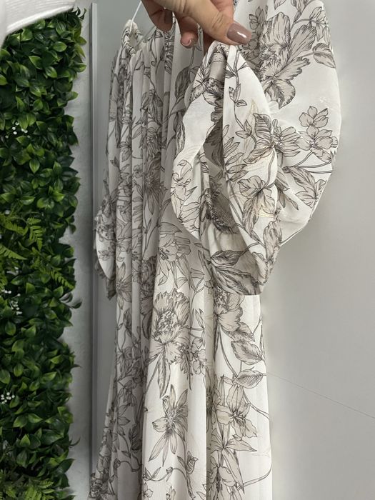 Ефирна рокля с цветя