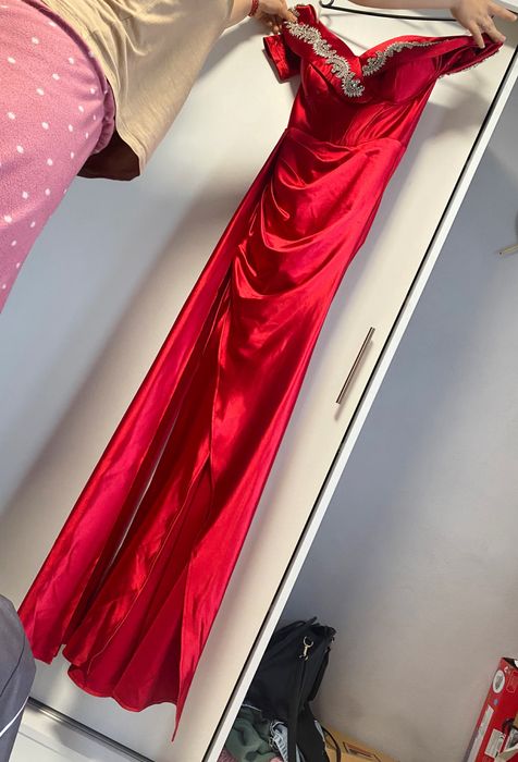 Rochie eleganta cu umerii lasati