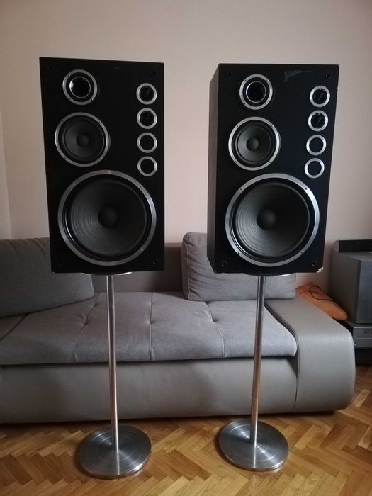 Vand boxe Unitra 140w,difuzoare originale.Se vand cu stativ