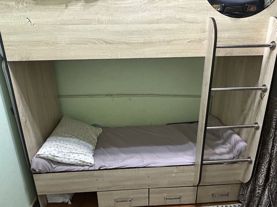 Mustahkam ikki qavatli yog‘och karavot sotiladi