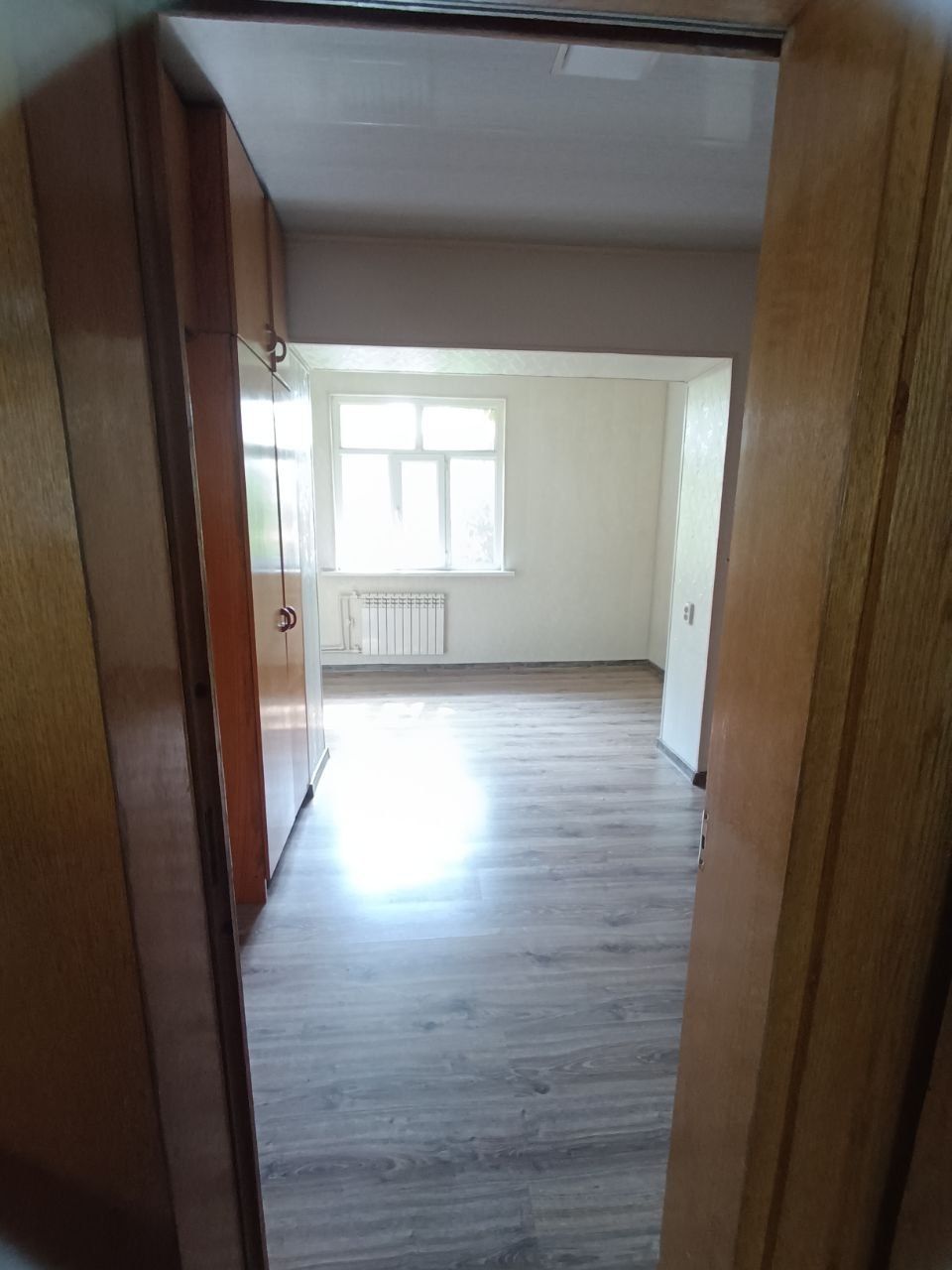 Продается 3 км. Парк Бабур, 3 этаж, не торец, кирпичный дом