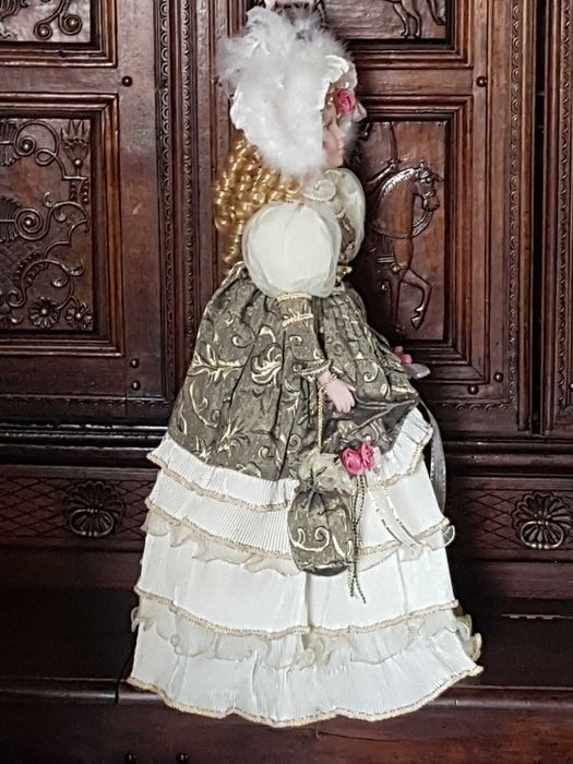 Голяма порцеланова кукла със стойка- 70см