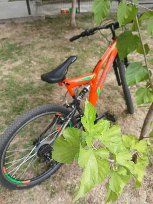 Bicicletă cu suspensie față și spate