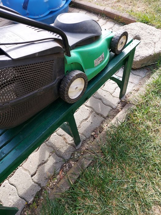 Mașină de tuns iarba gazon.